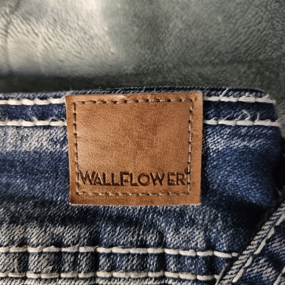 Juniors' WallFlower Insta Stretch Luscious Curvy Bootcut Jeans Sz 9 Inseam 32". - Picture 3 of 5